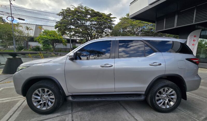 TOYOTA FORTUNER SRV 2023 lleno